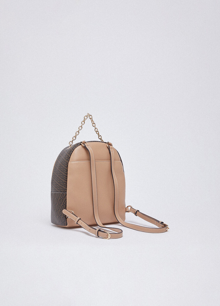 sac à dos avec détail de chaîne