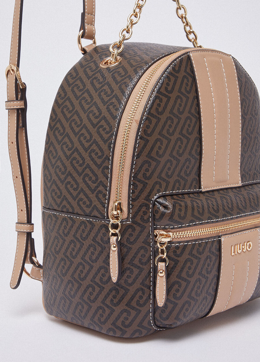 sac à dos avec détail de chaîne