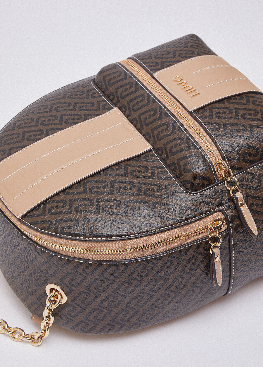 sac à dos avec détail de chaîne