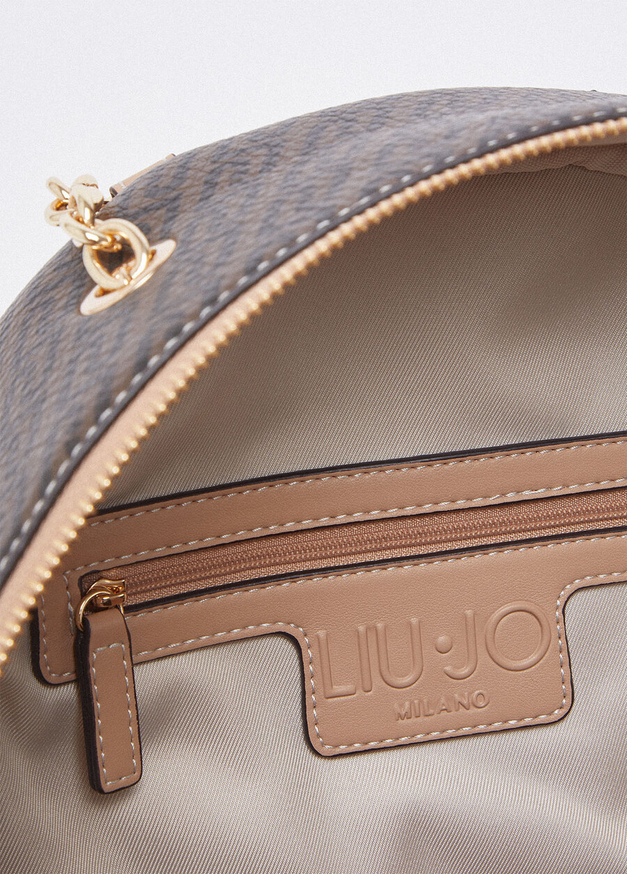 sac à dos avec détail de chaîne