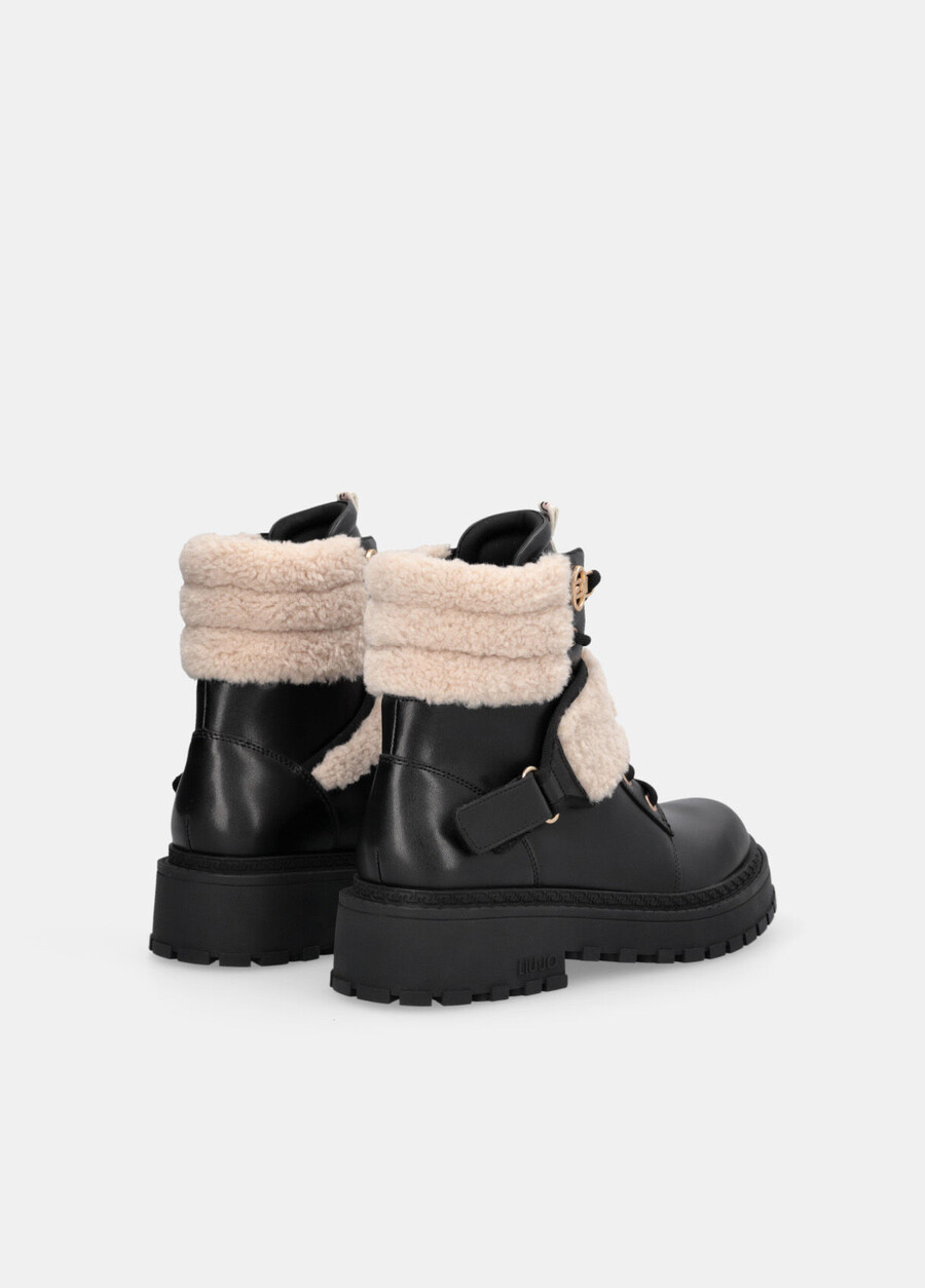 bottes de combat avec détails chauds