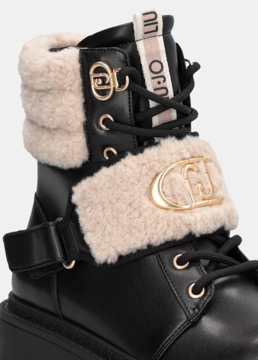 bottes de combat avec détails chauds