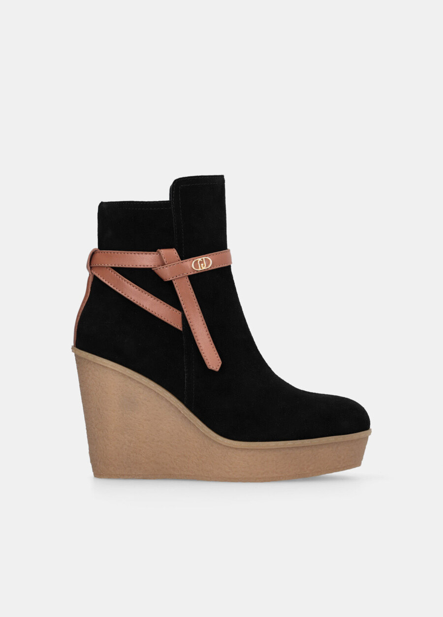 bottines en daim à talon compensé