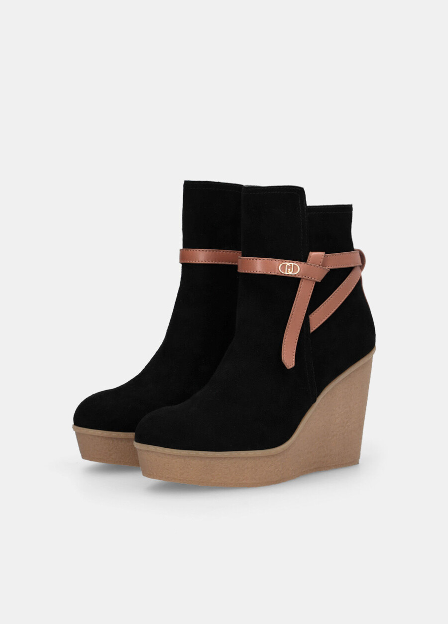 bottines en daim à talon compensé