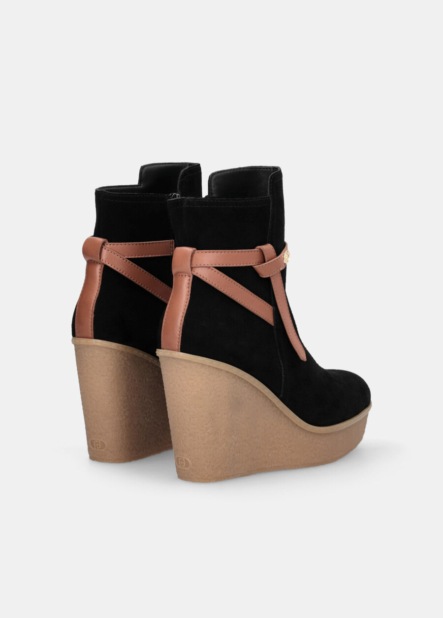 bottines en daim à talon compensé