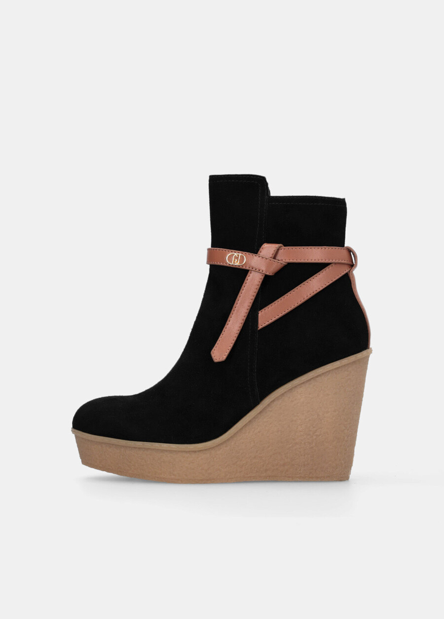 bottines en daim à talon compensé