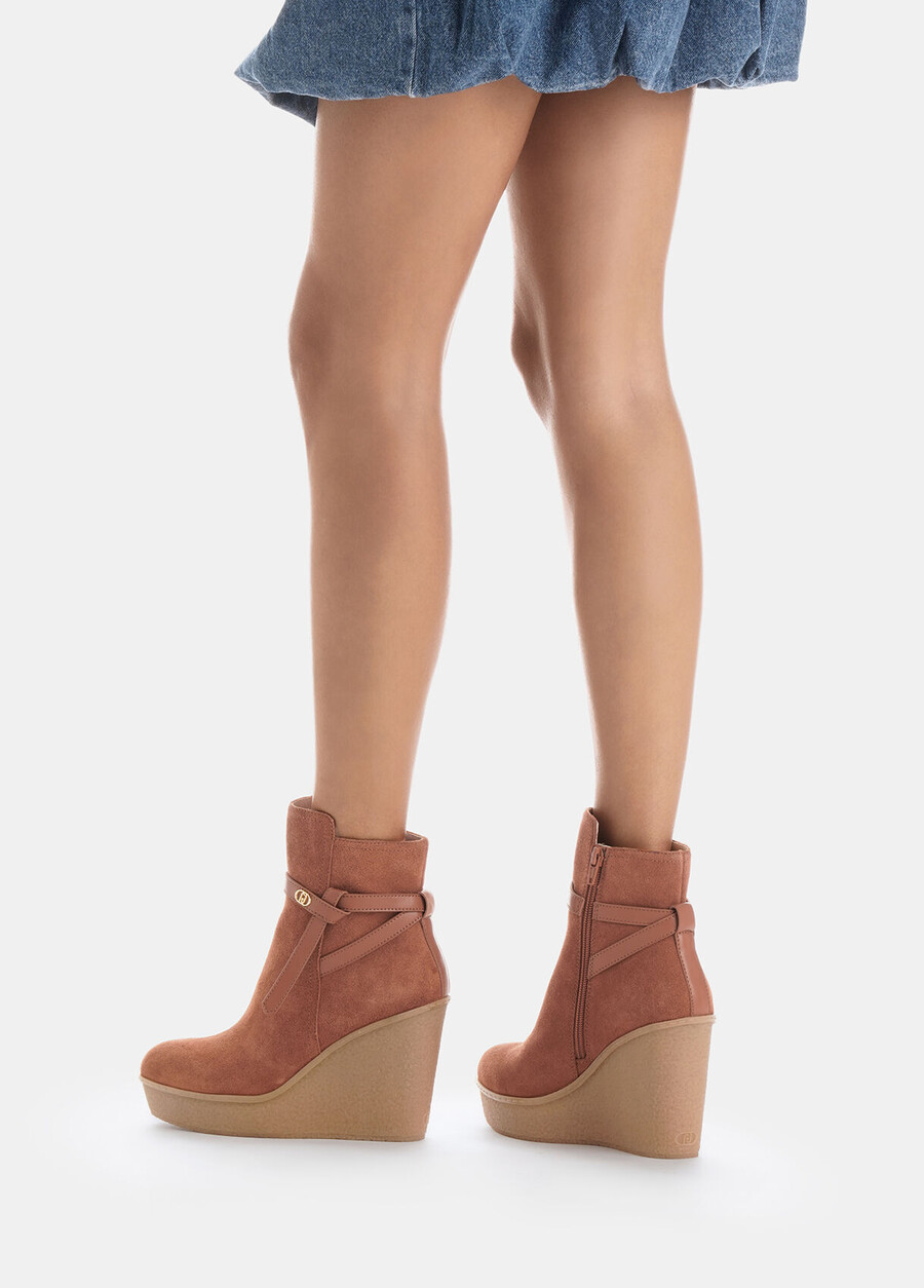 bottines en daim à talon compensé