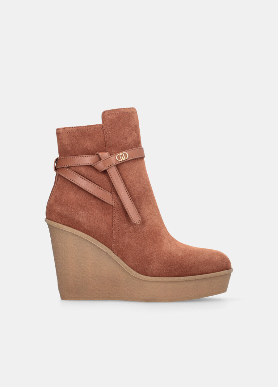 bottines en daim à talon compensé