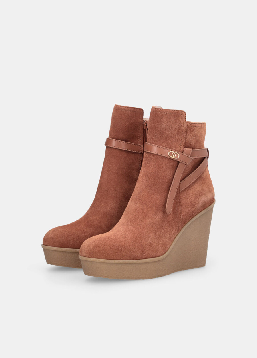 bottines en daim à talon compensé