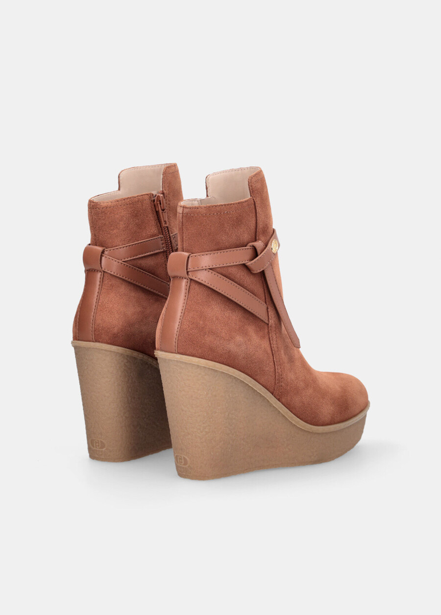 bottines en daim à talon compensé