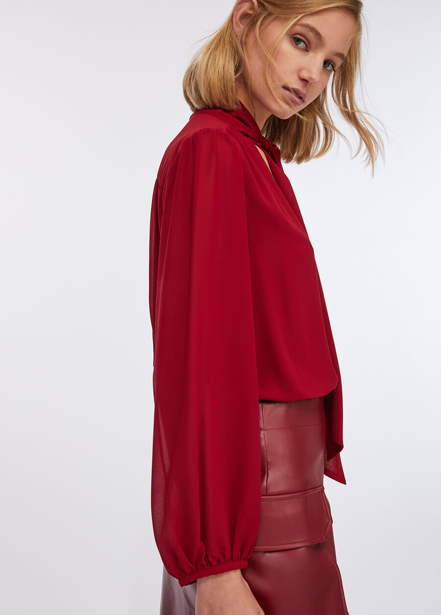 robe courte ornée dun nœud