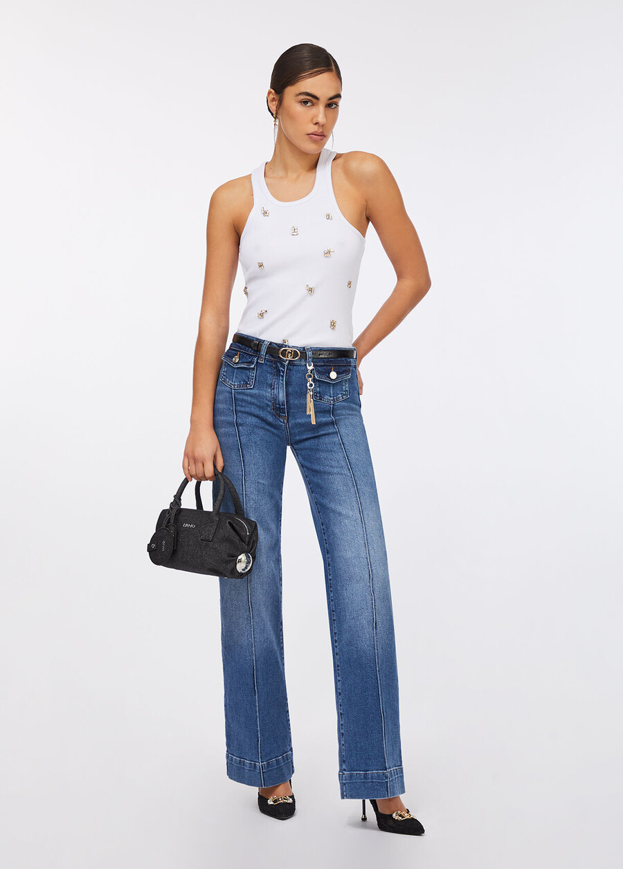jean évasé avec breloque bijou