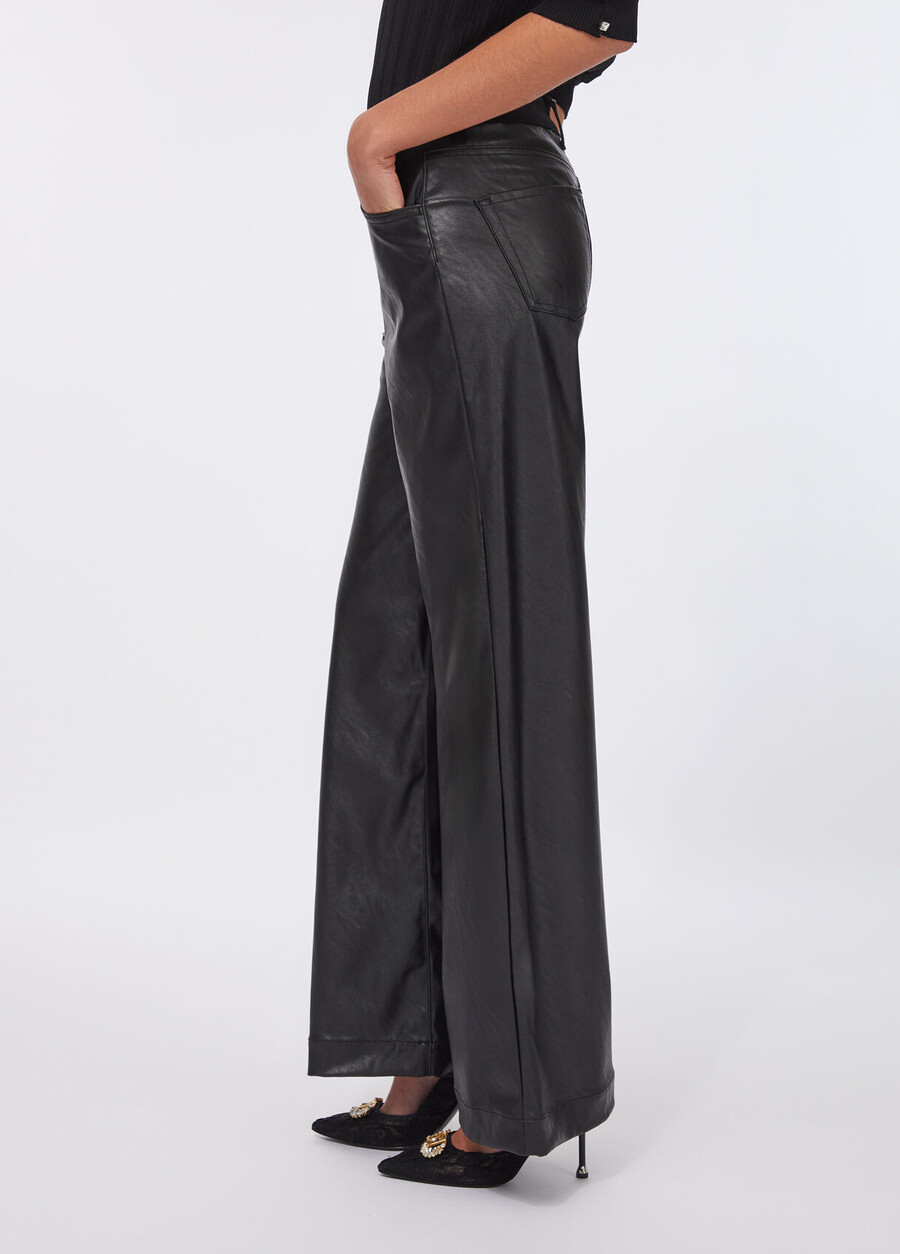 pantalon évasé en tissu enduit
