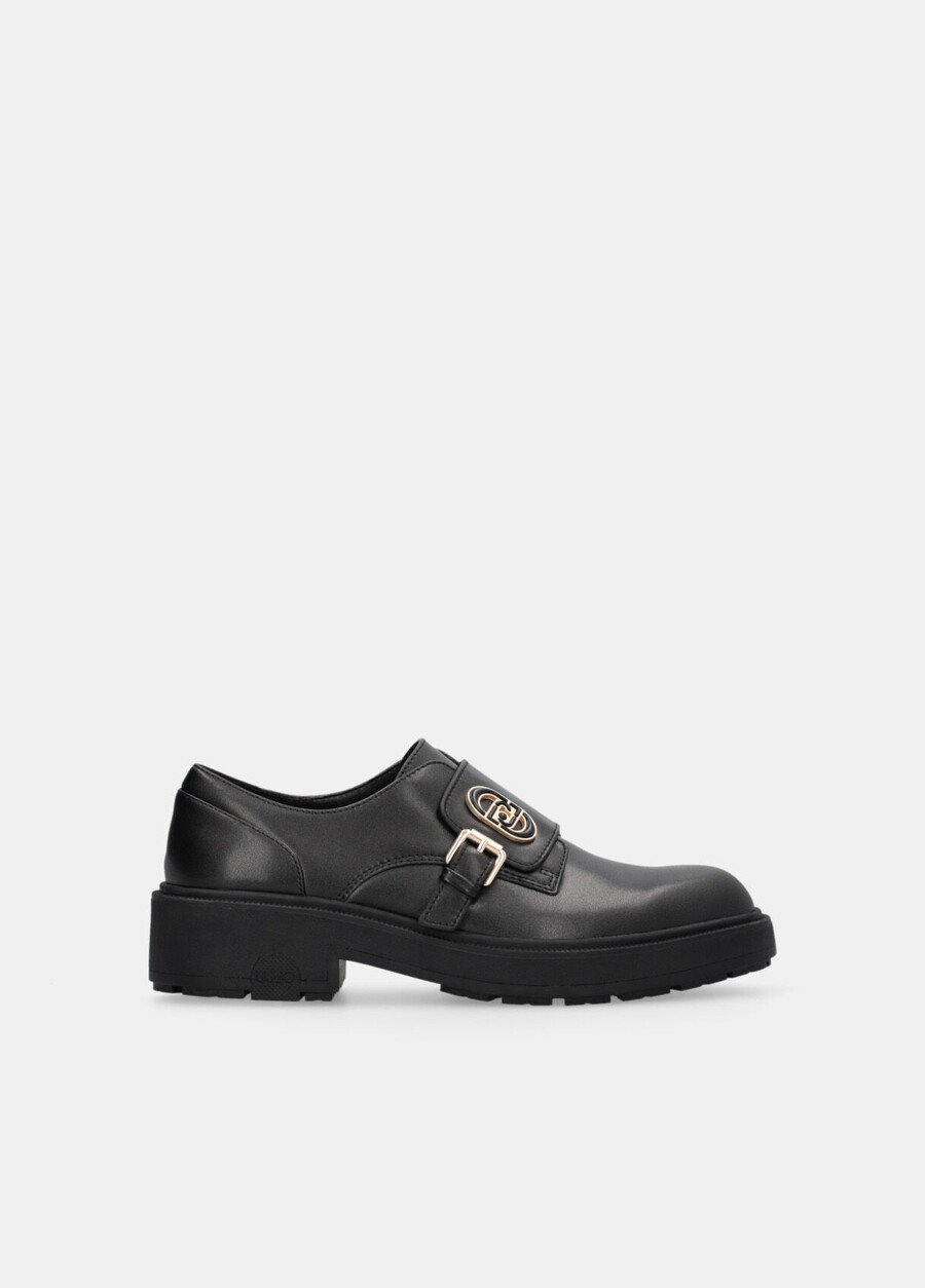 chaussures en cuir avec boucle