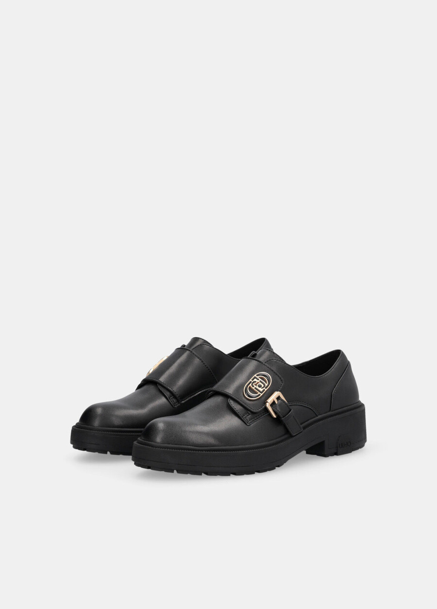 chaussures en cuir avec boucle