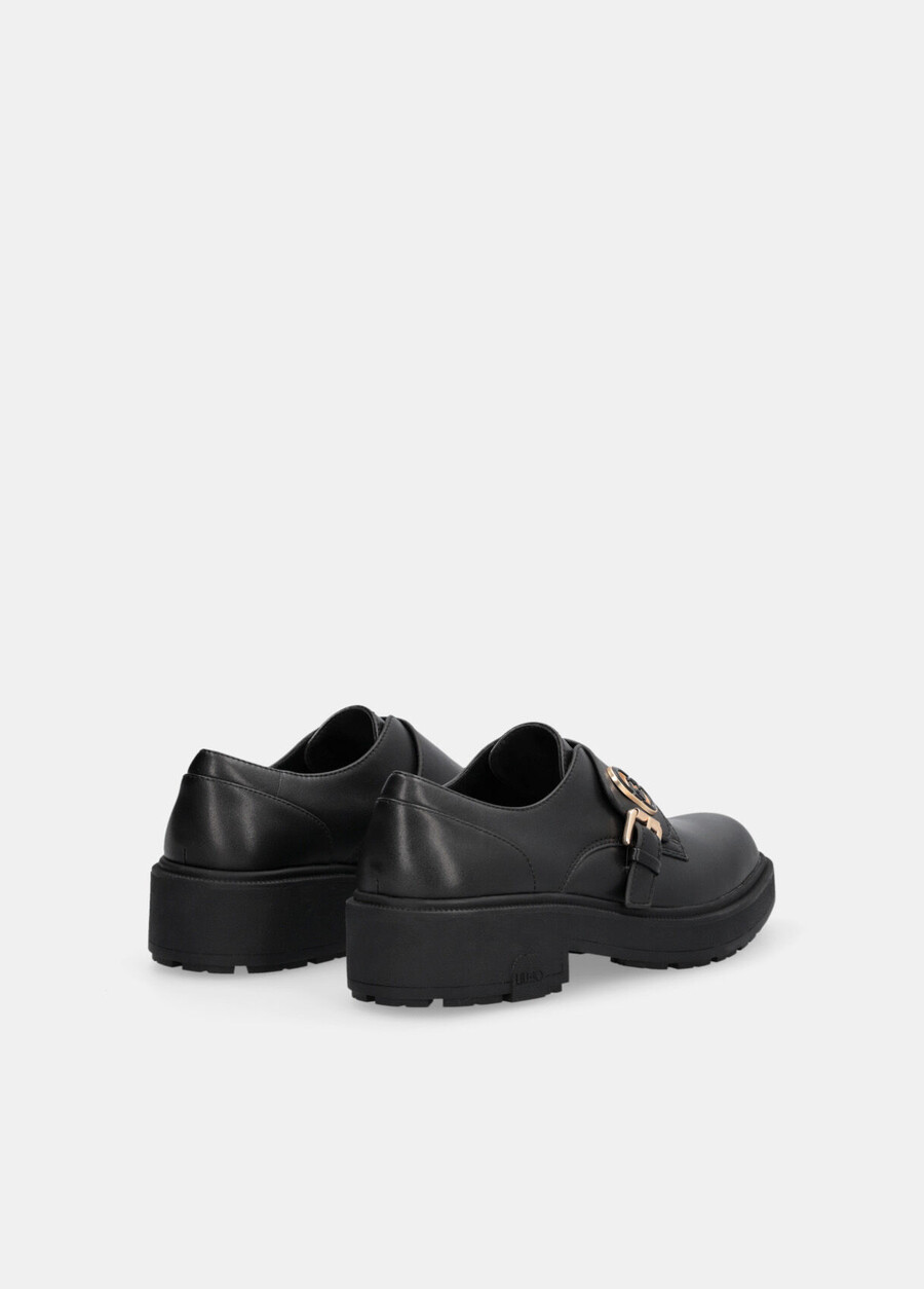 chaussures en cuir avec boucle