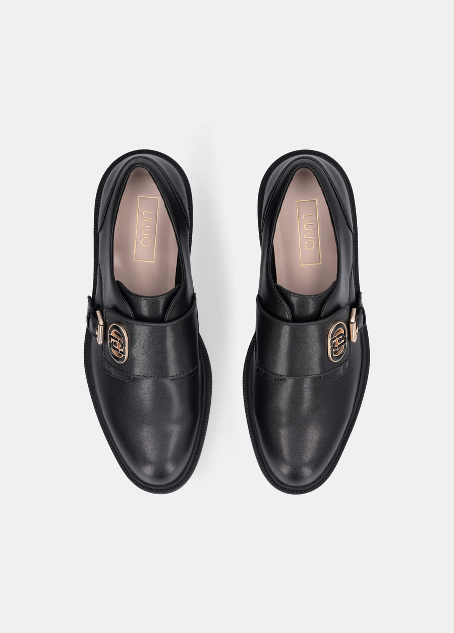 chaussures en cuir avec boucle