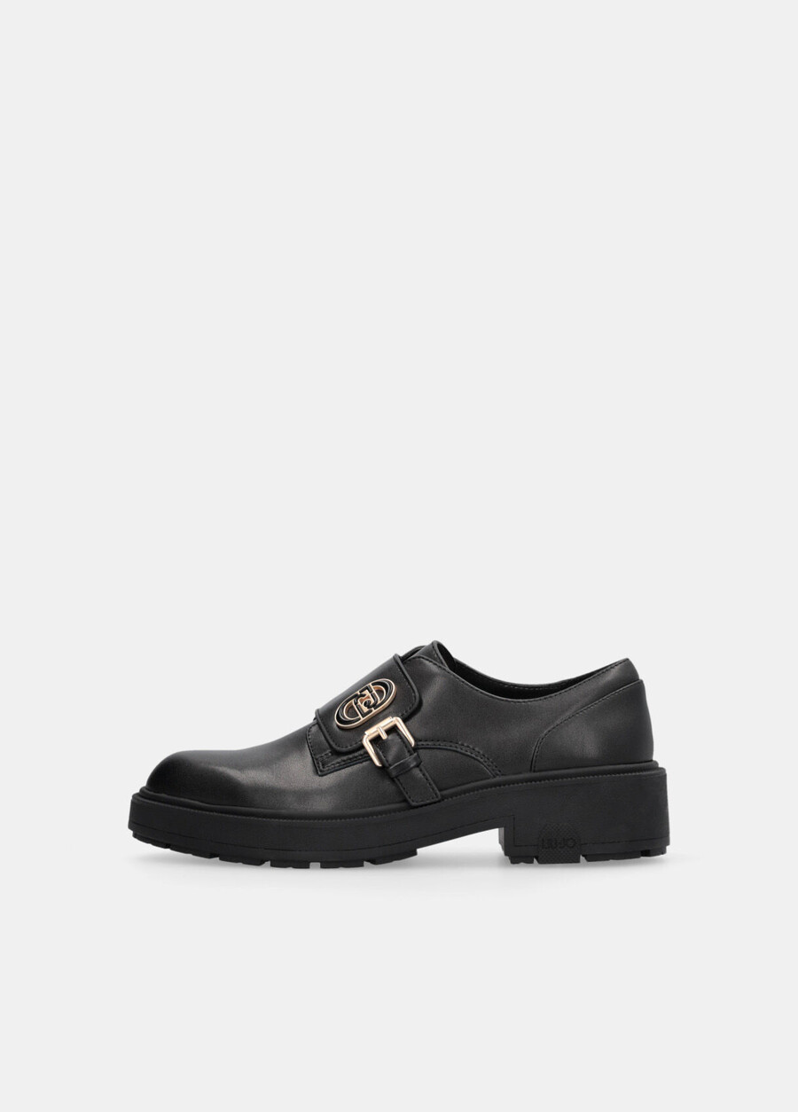 chaussures en cuir avec boucle