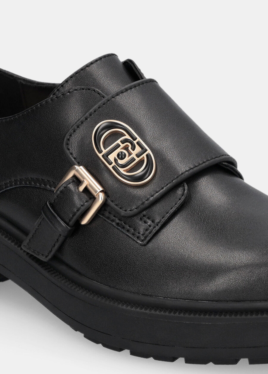 chaussures en cuir avec boucle