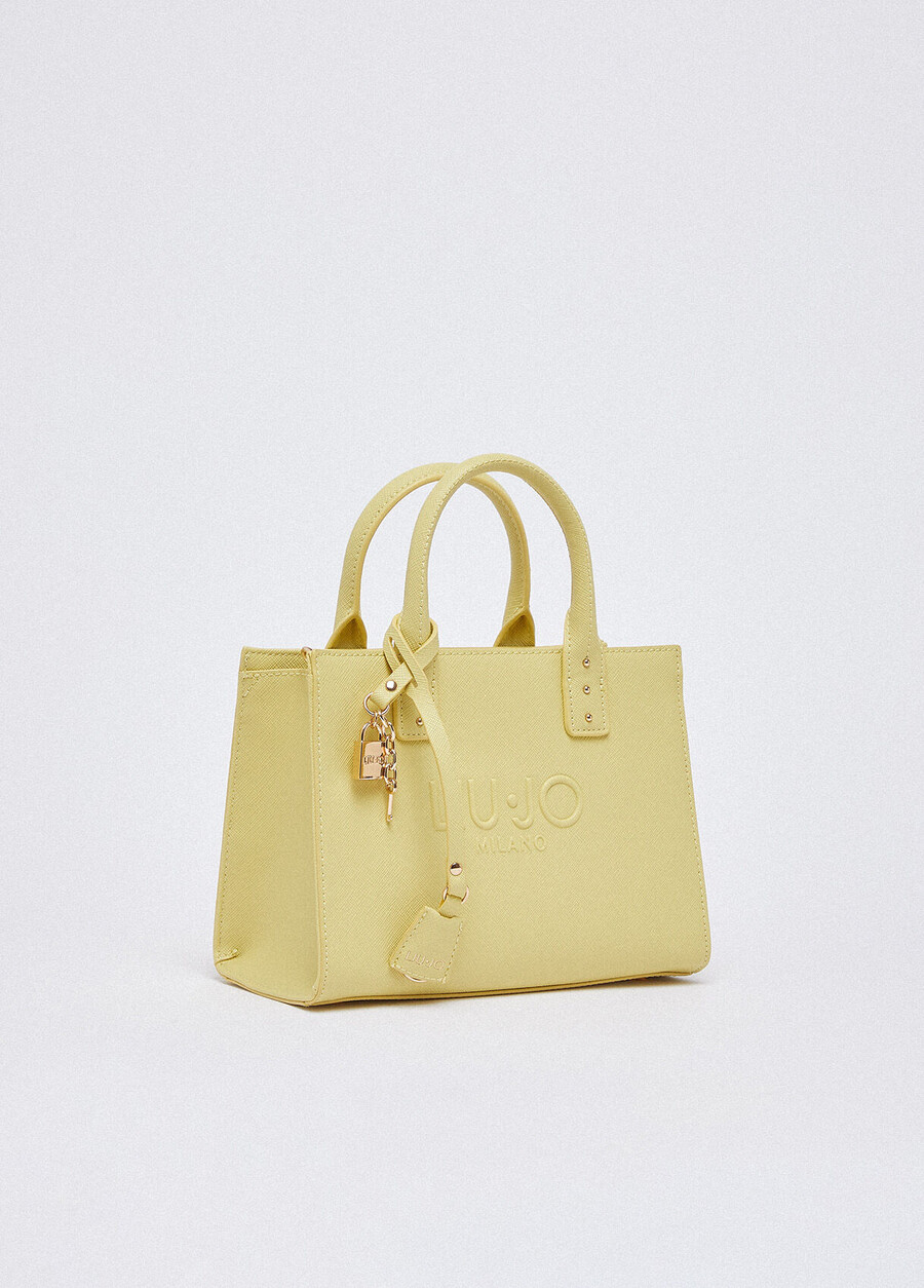 petit sac à main avec breloque