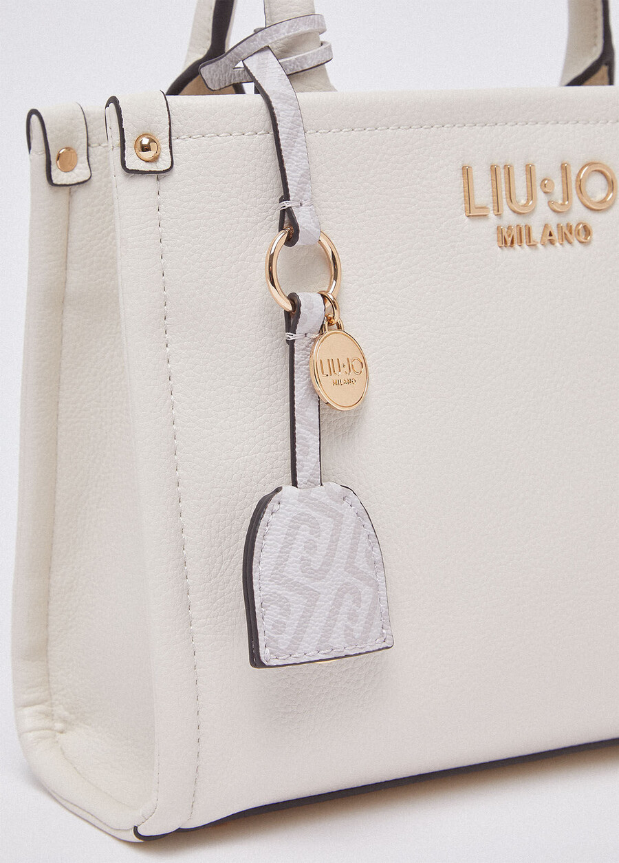 petit sac à main avec breloque
