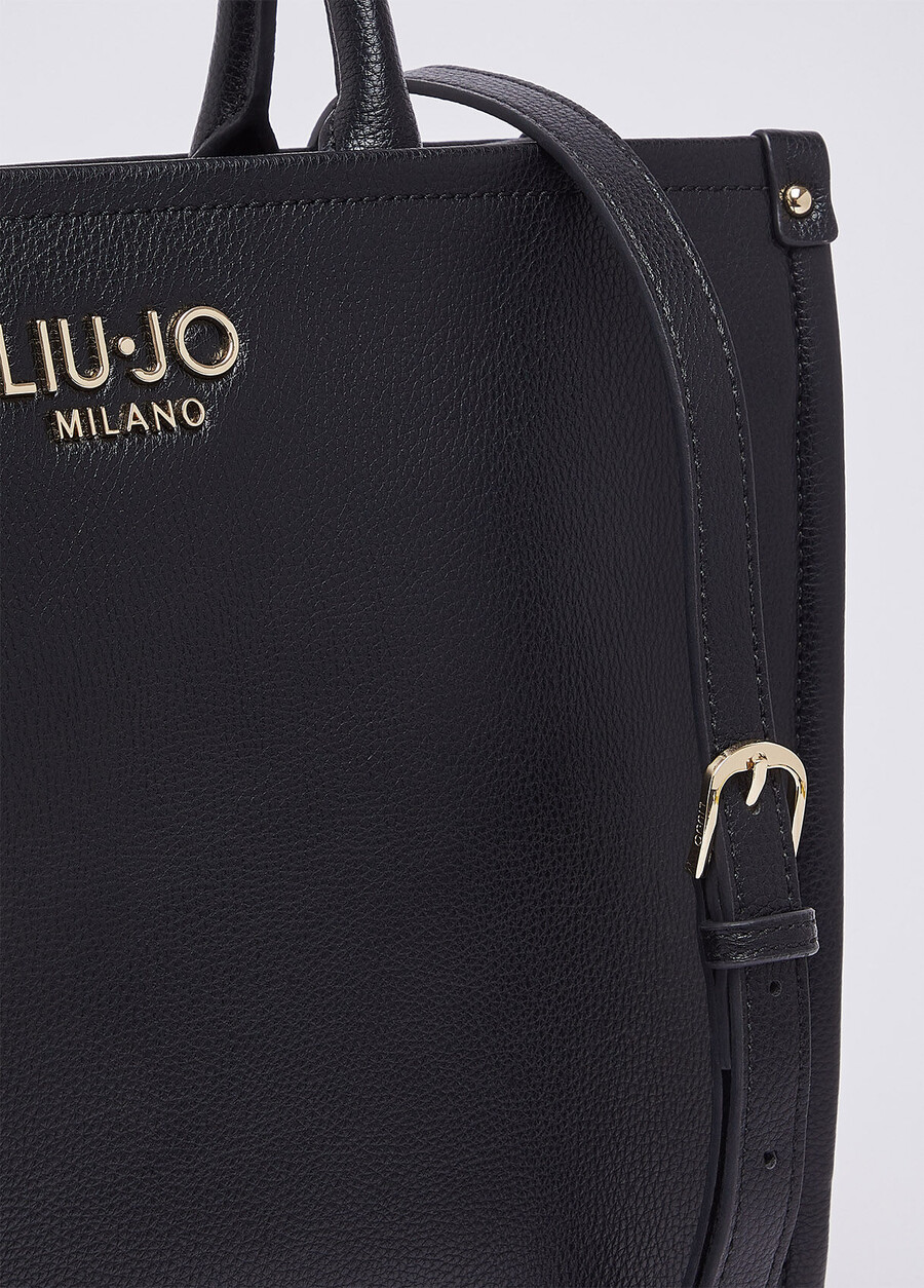 sac à main moyen avec breloque