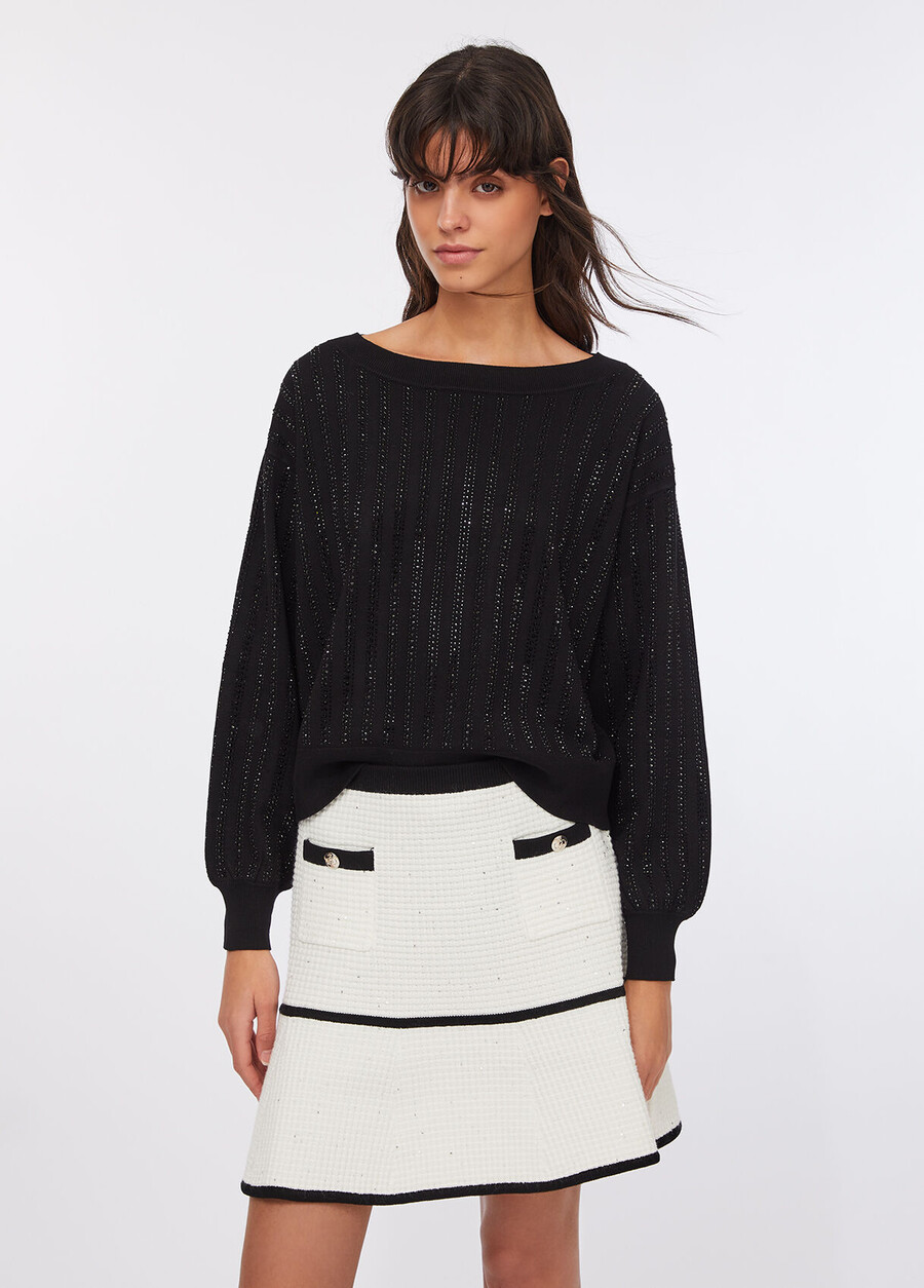 pull orné de pierres précieuses