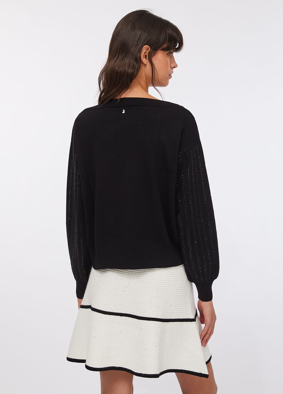 pull orné de pierres précieuses