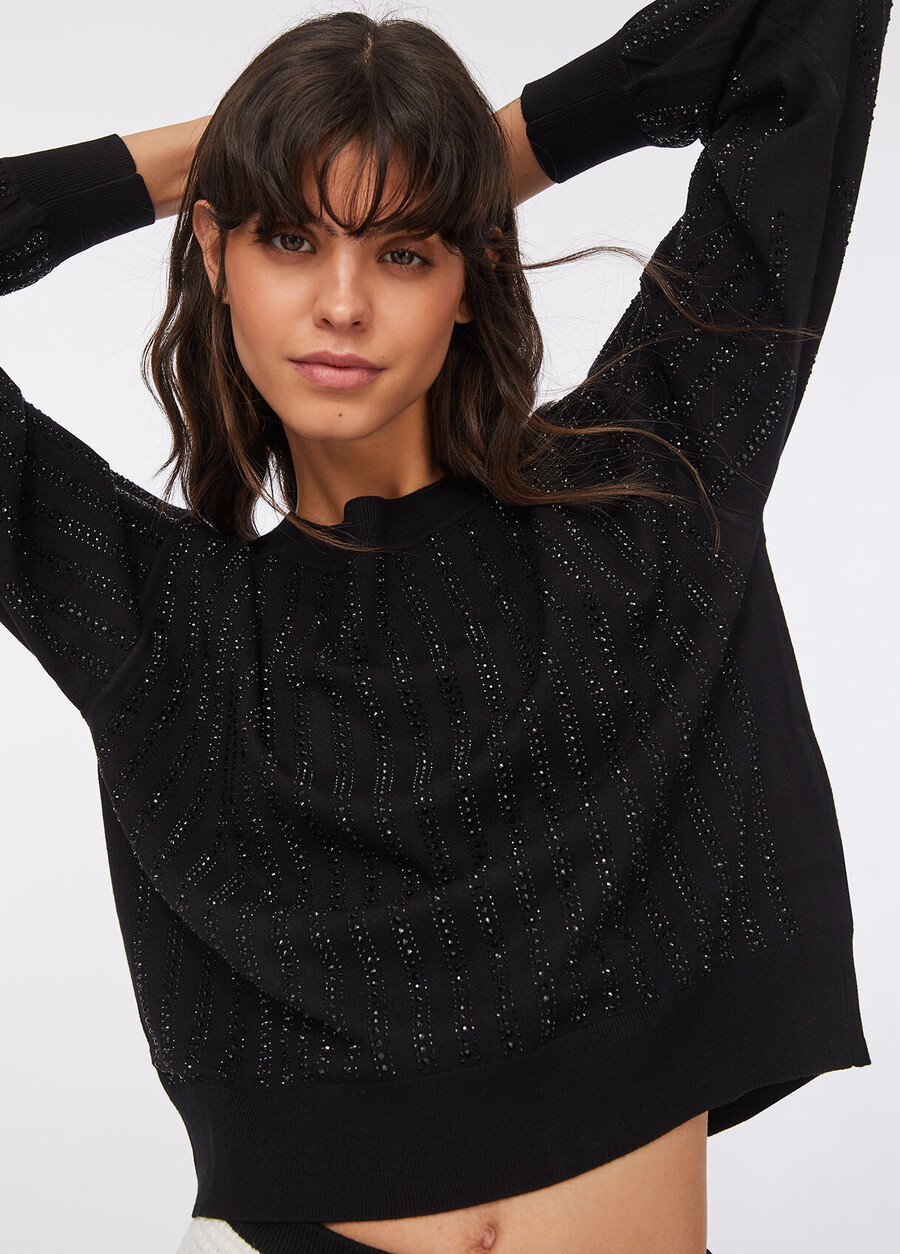 pull orné de pierres précieuses