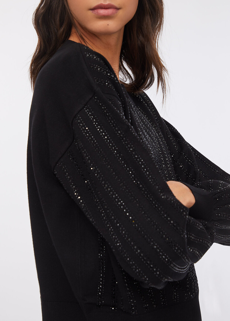 pull orné de pierres précieuses