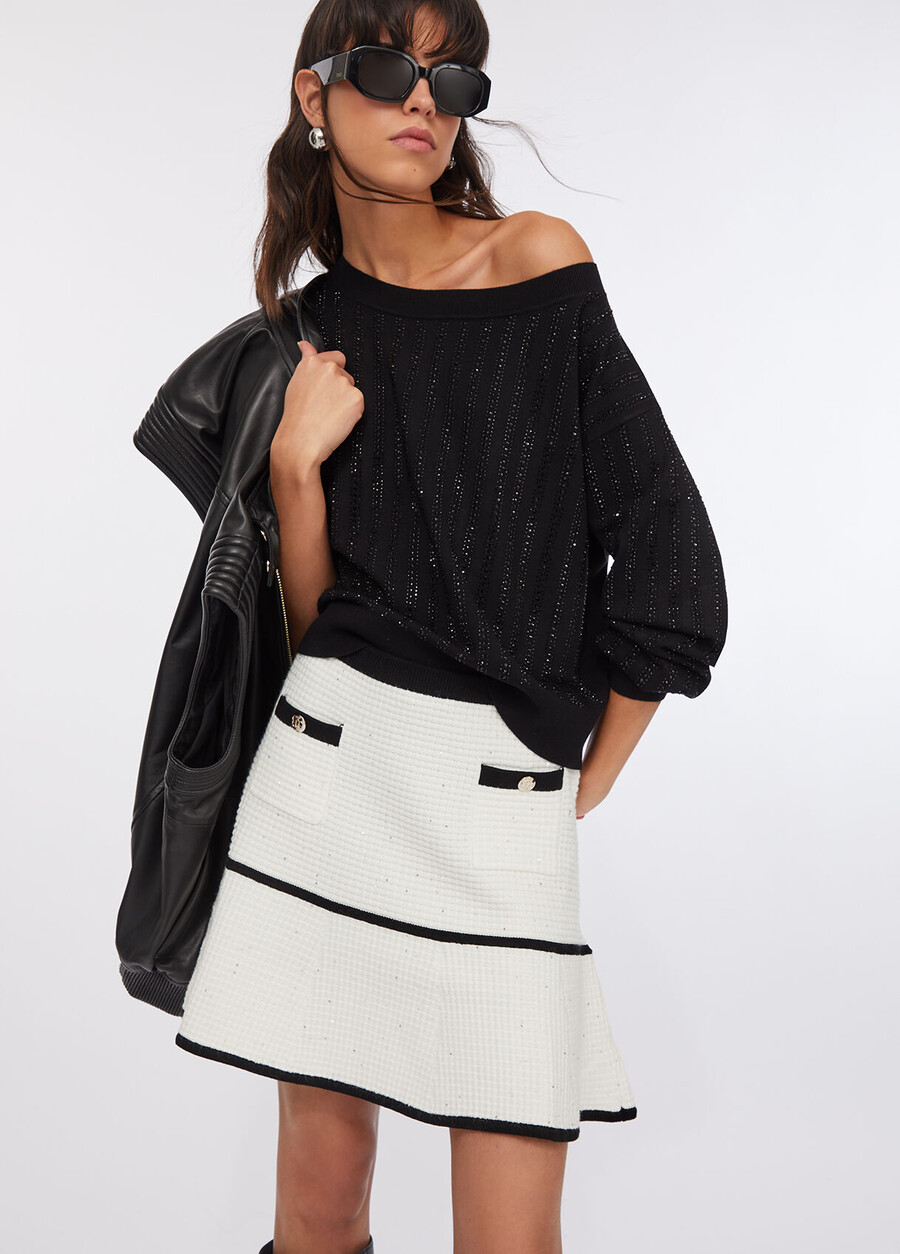 pull orné de pierres précieuses
