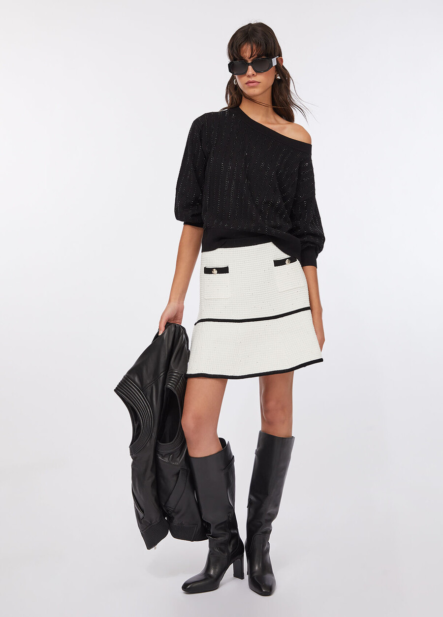 pull orné de pierres précieuses