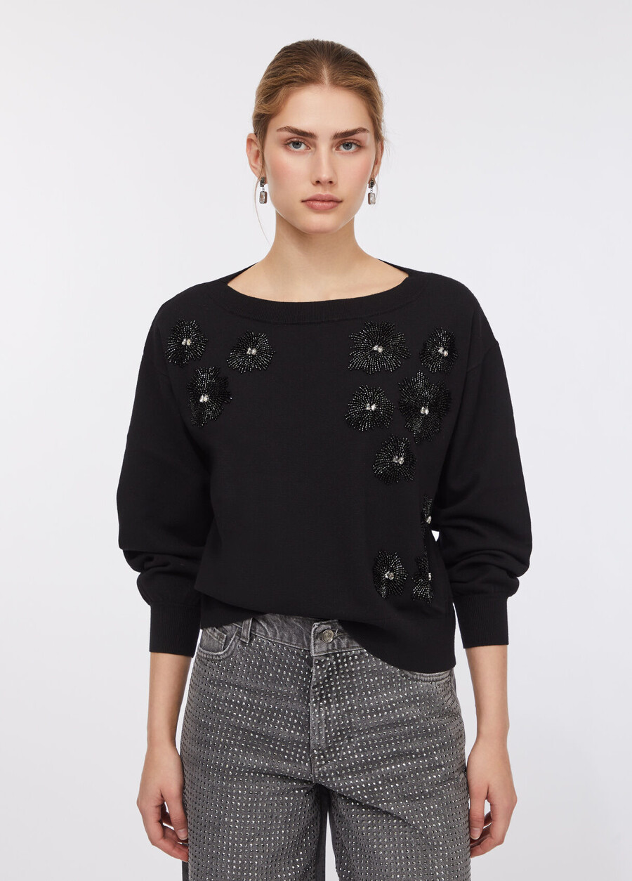 pull orné de pierres précieuses