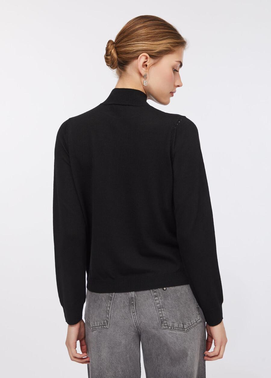 pull orné de pierres précieuses