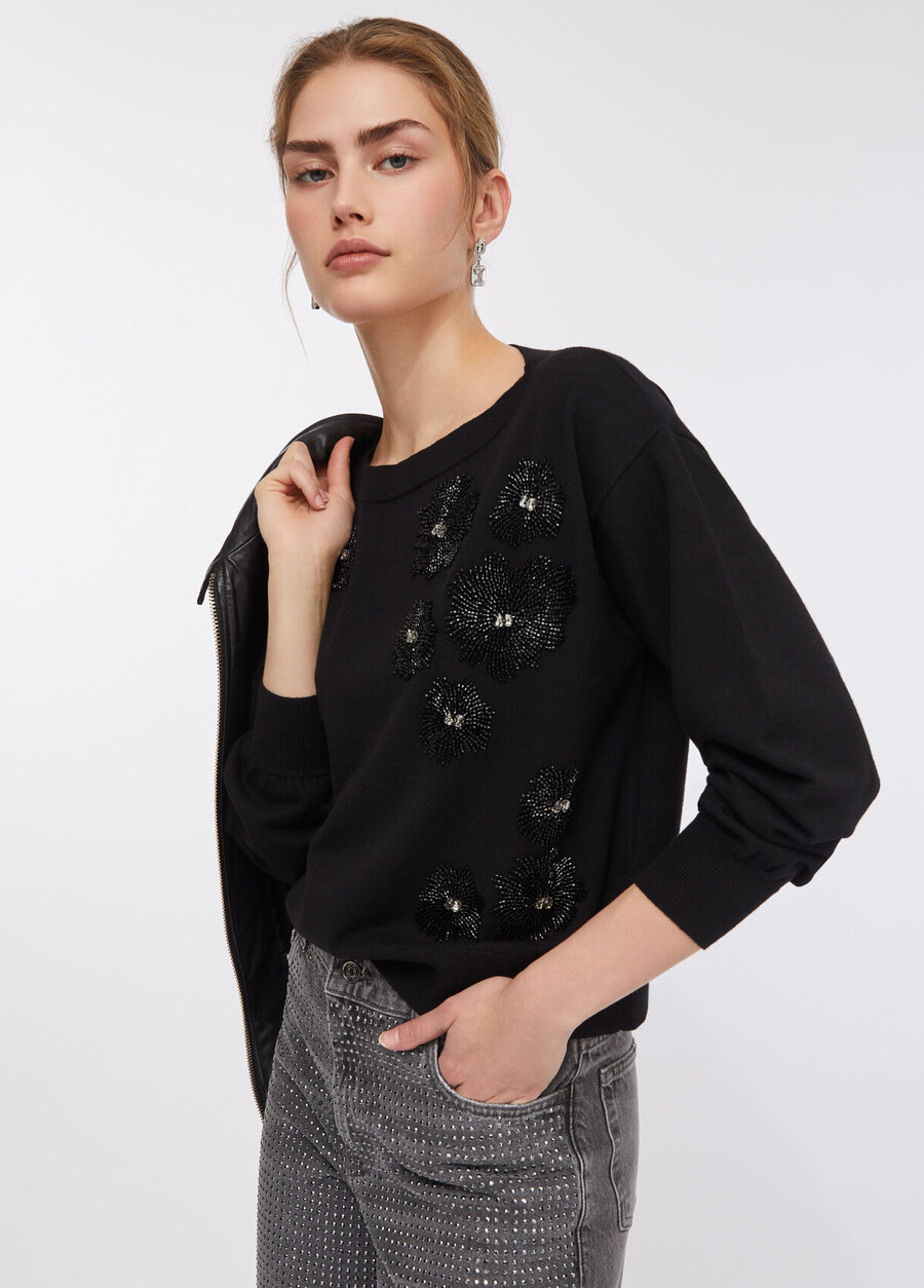 pull orné de pierres précieuses