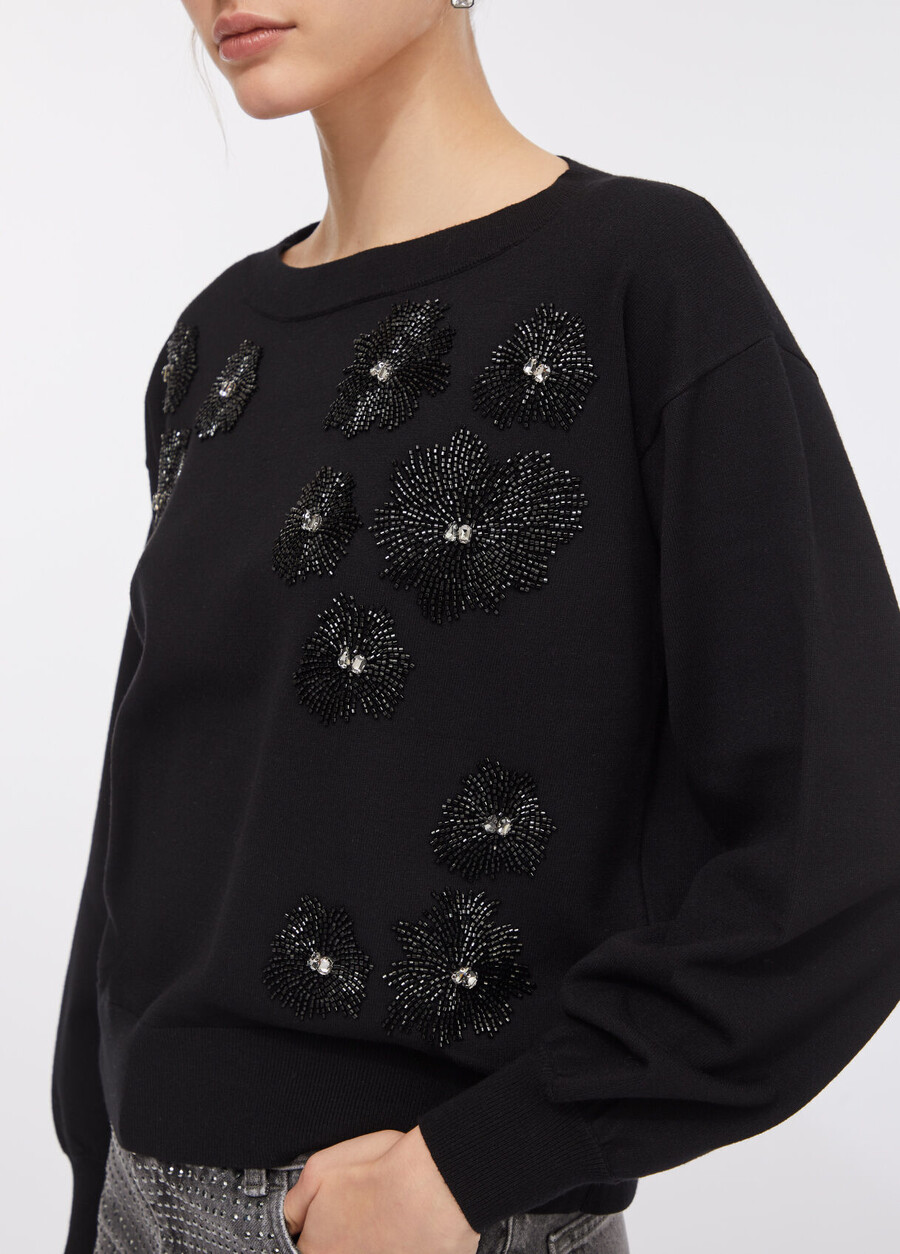 pull orné de pierres précieuses