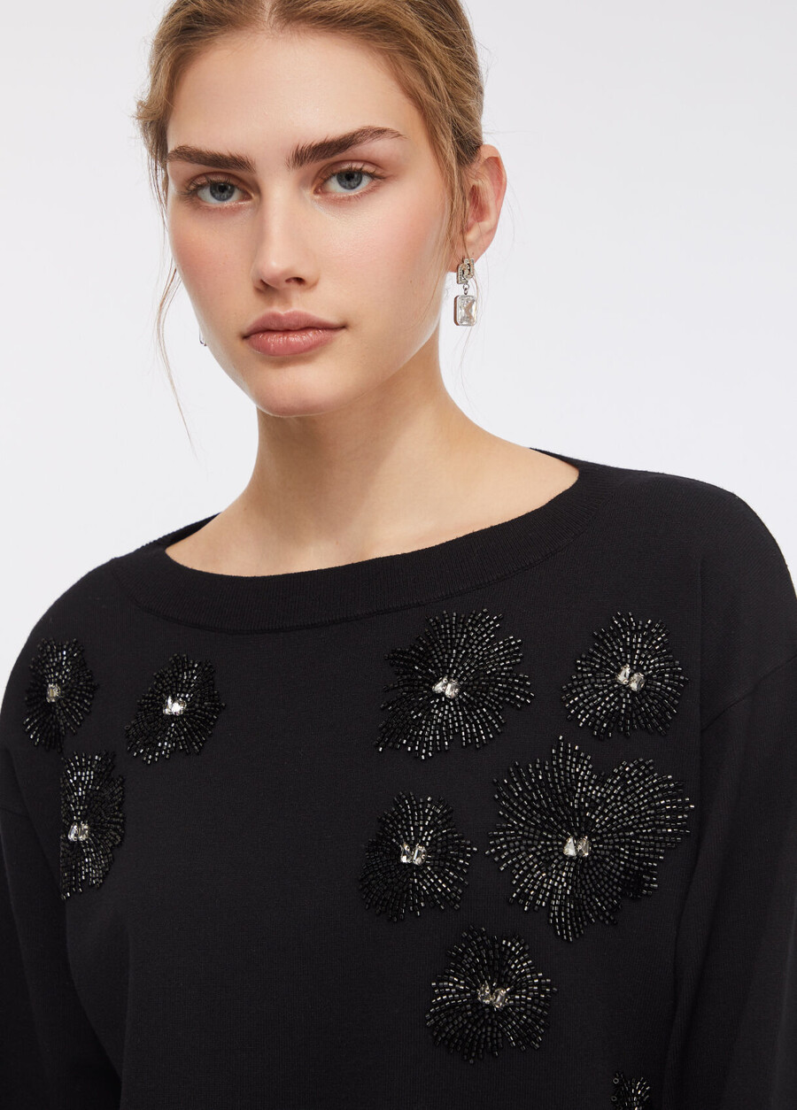pull orné de pierres précieuses