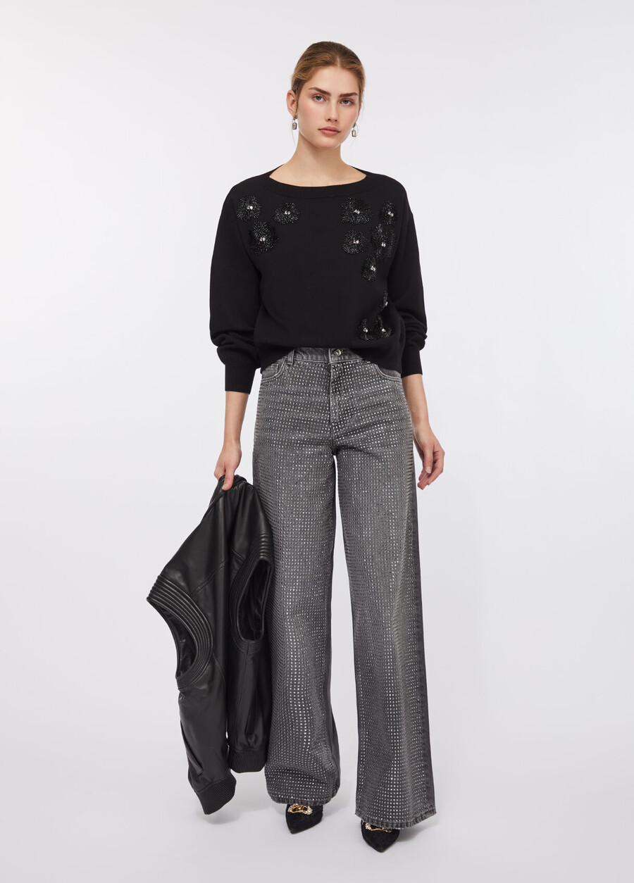 pull orné de pierres précieuses