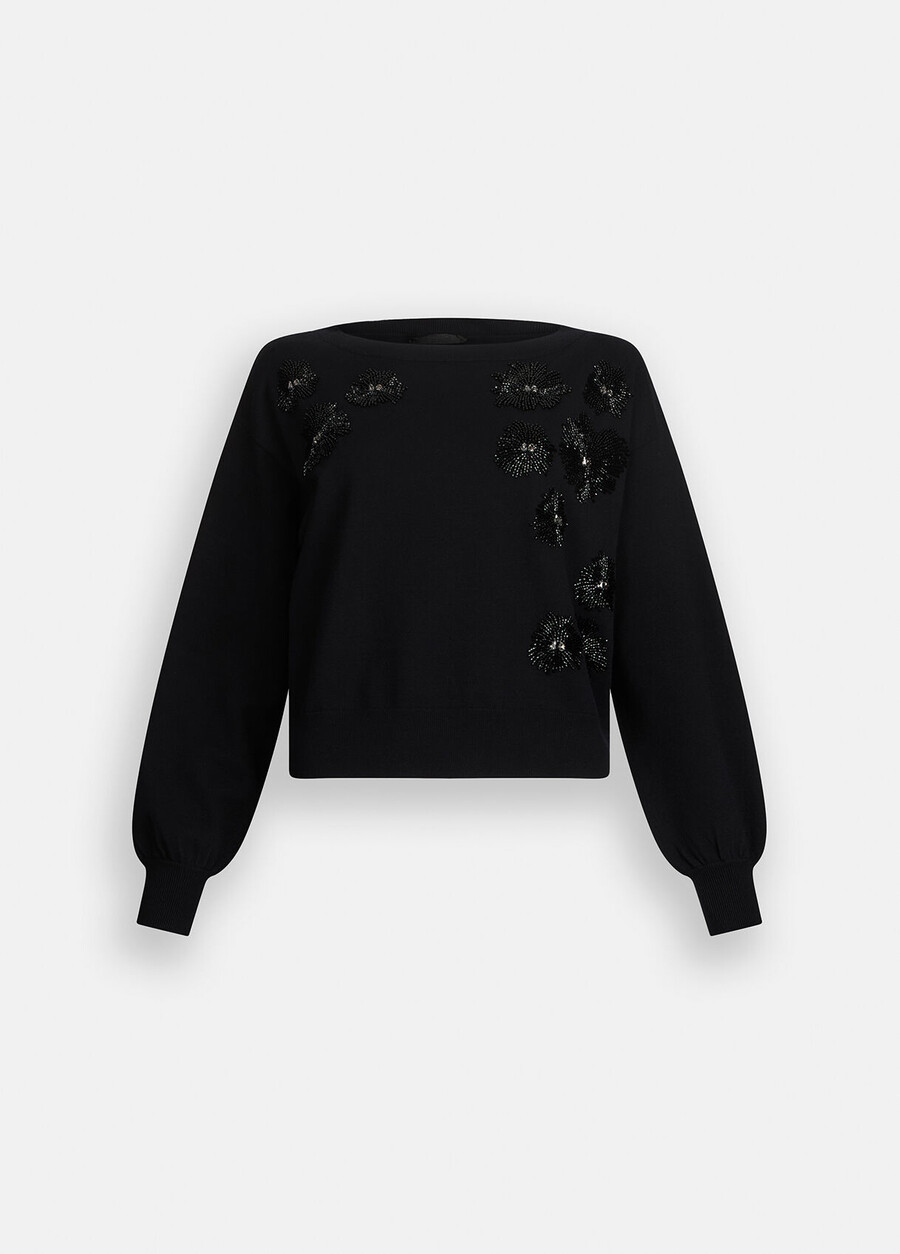 pull orné de pierres précieuses