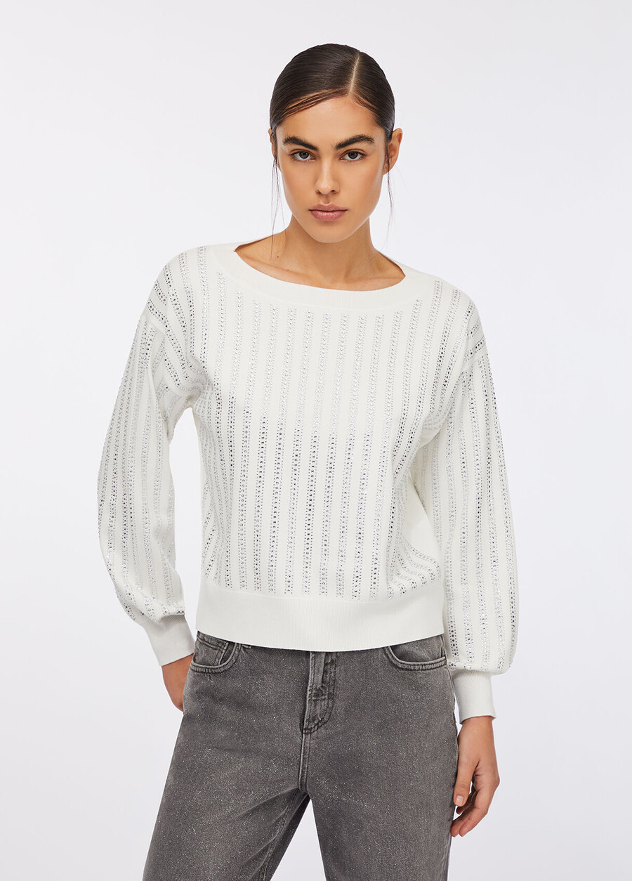 pull orné de pierres précieuses