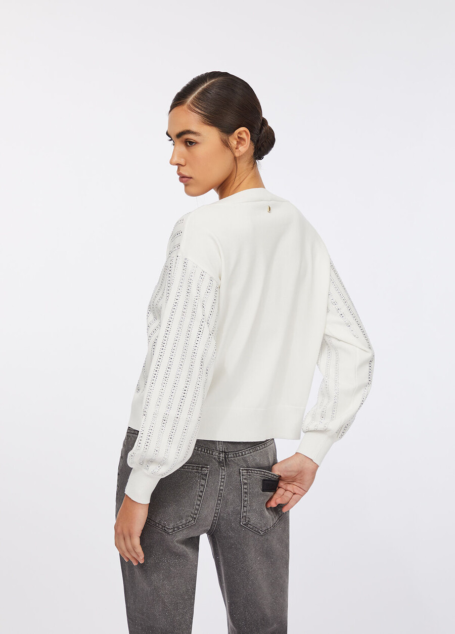 pull orné de pierres précieuses