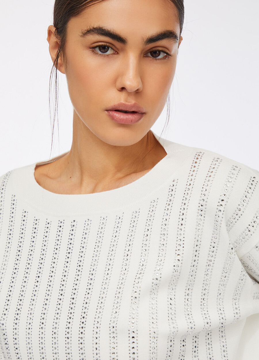 pull orné de pierres précieuses