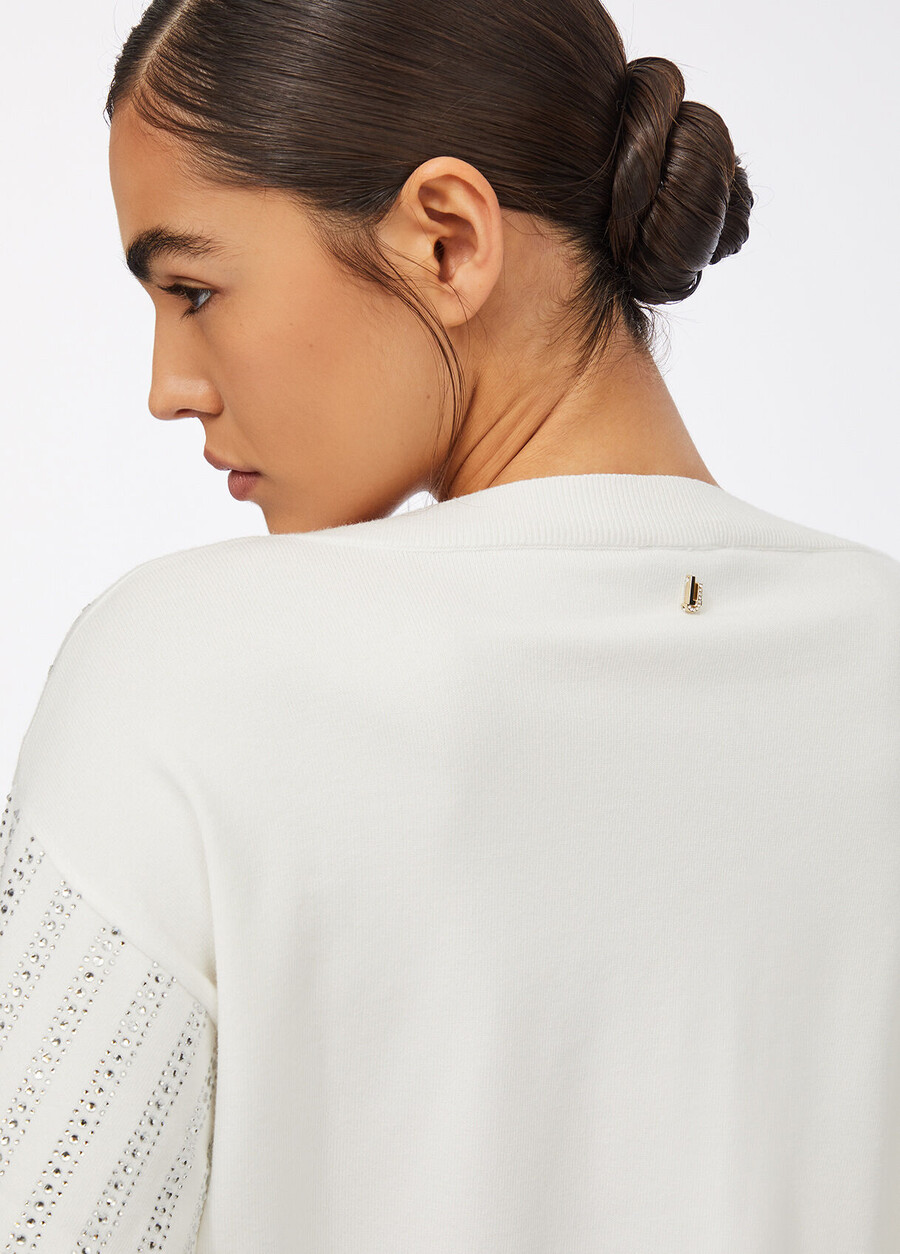 pull orné de pierres précieuses