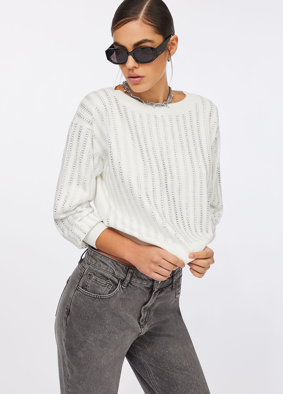 pull orné de pierres précieuses