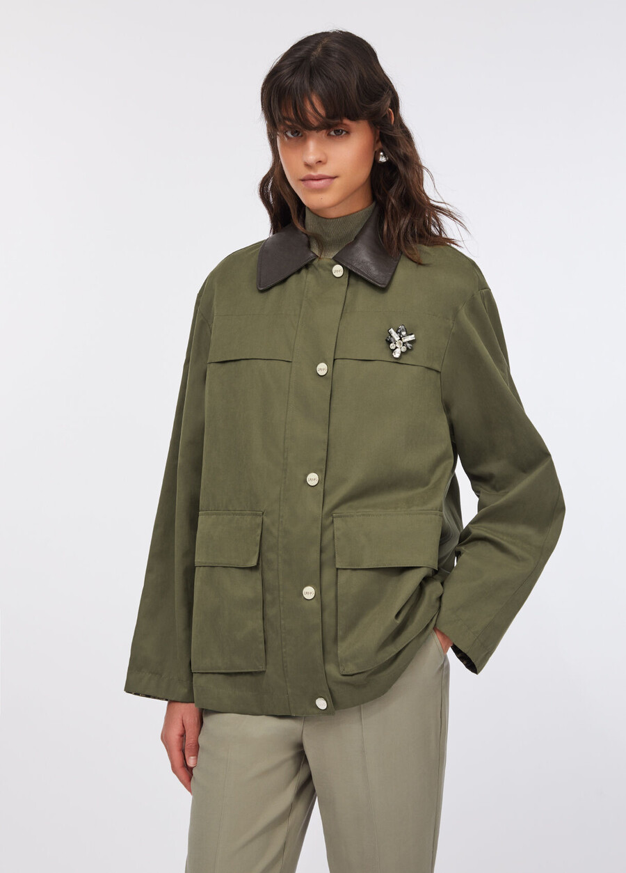 veste ornée de broderies de bijoux