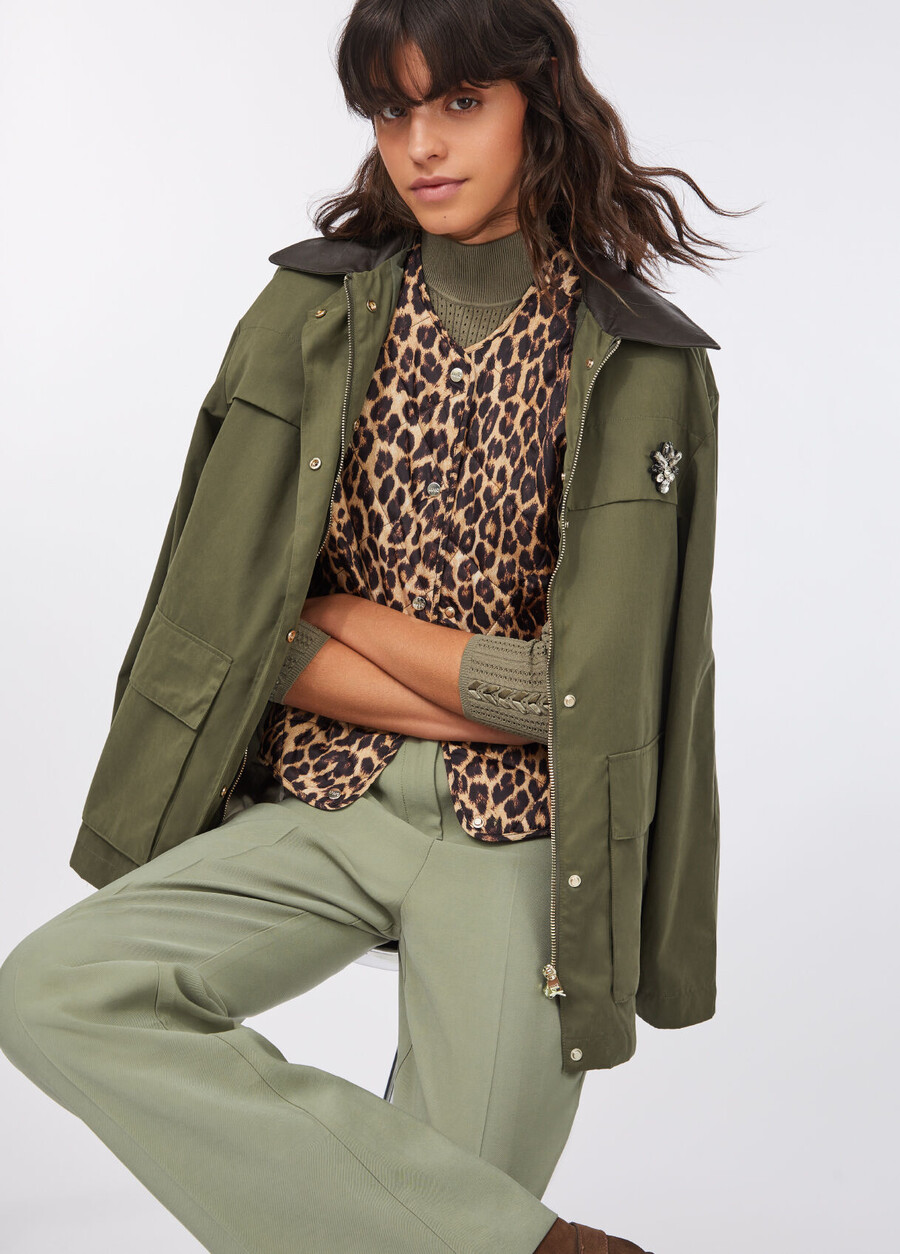 veste ornée de broderies de bijoux