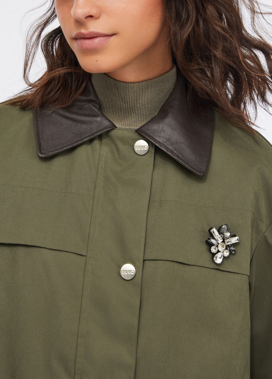 veste ornée de broderies de bijoux