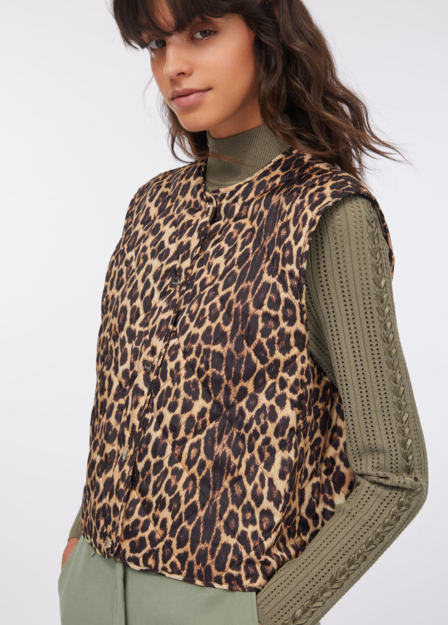 veste ornée de broderies de bijoux