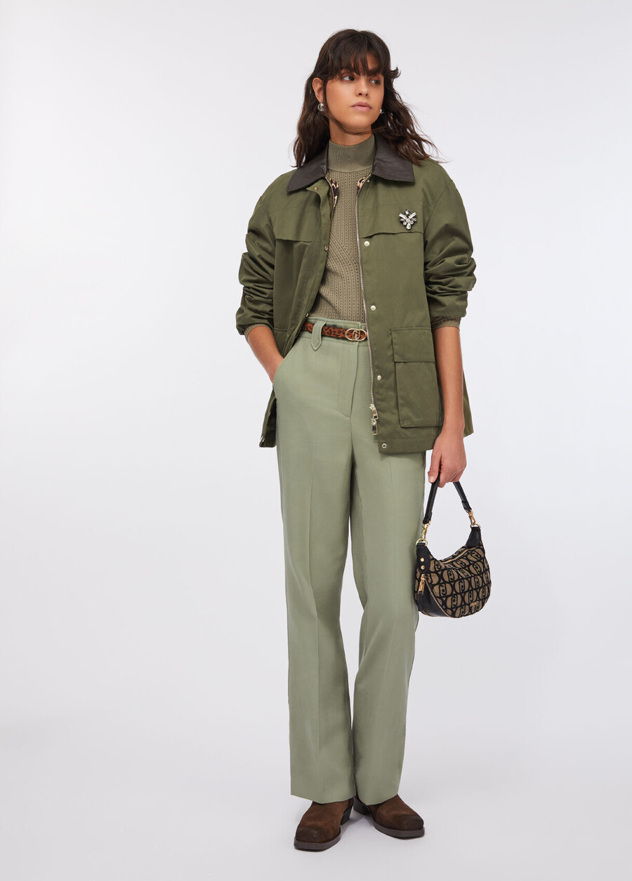 veste ornée de broderies de bijoux