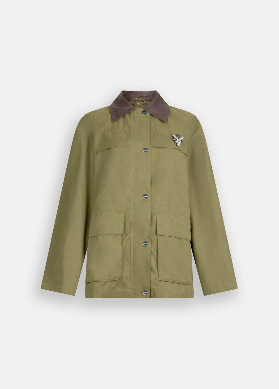 veste ornée de broderies de bijoux